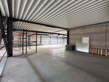 Magazijn (+/- 1.140 m²) met kantoor en woonst te huur in Kruishoutem