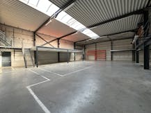 Magazijn (+/- 1.140 m²) met kantoor en woonst te huur in Kruishoutem