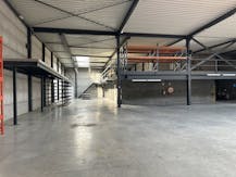 Magazijn (+/- 1.140 m²) met kantoor en woonst te huur in Kruishoutem