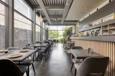 Veelzijdig gebouw te koop in de Veurnestraat in Poperinge