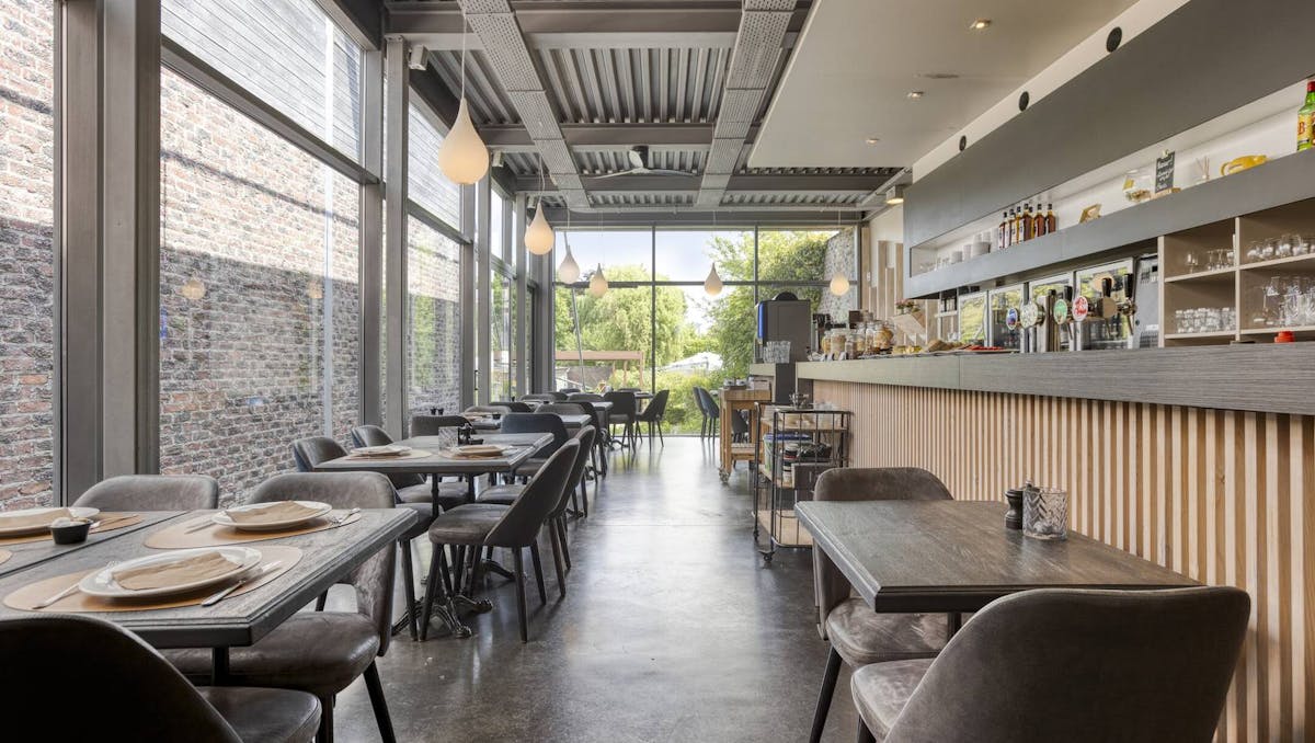 Veelzijdig gebouw te koop in de Veurnestraat in Poperinge