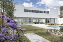 Hypermoderne strakke villa met zwembad nabij Roeselare