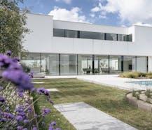 Hypermoderne strakke villa met zwembad nabij Roeselare