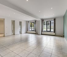 Opbrengsteigendom met 2 appartementen en hangaar te Lummen