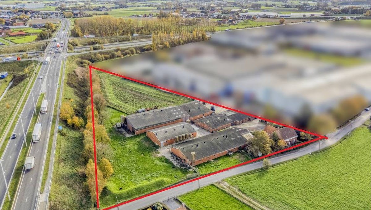 Industriegrond van ca 15.370m² met visibiliteit vanaf de R32