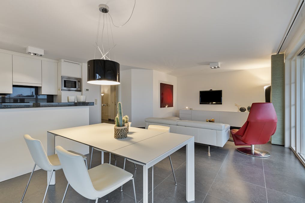 Hoekappartement met 2 slaapkamers en garage in Sint-Idesbald