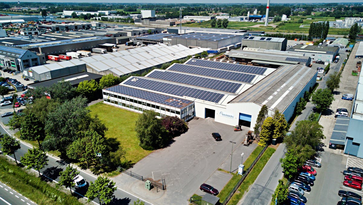 Magazijn (600 m²) te huur langs de R4 te Gent