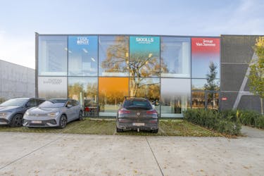 Magazijn ( 788 m²) met bureel (400 m²) te huur in Oostkamp