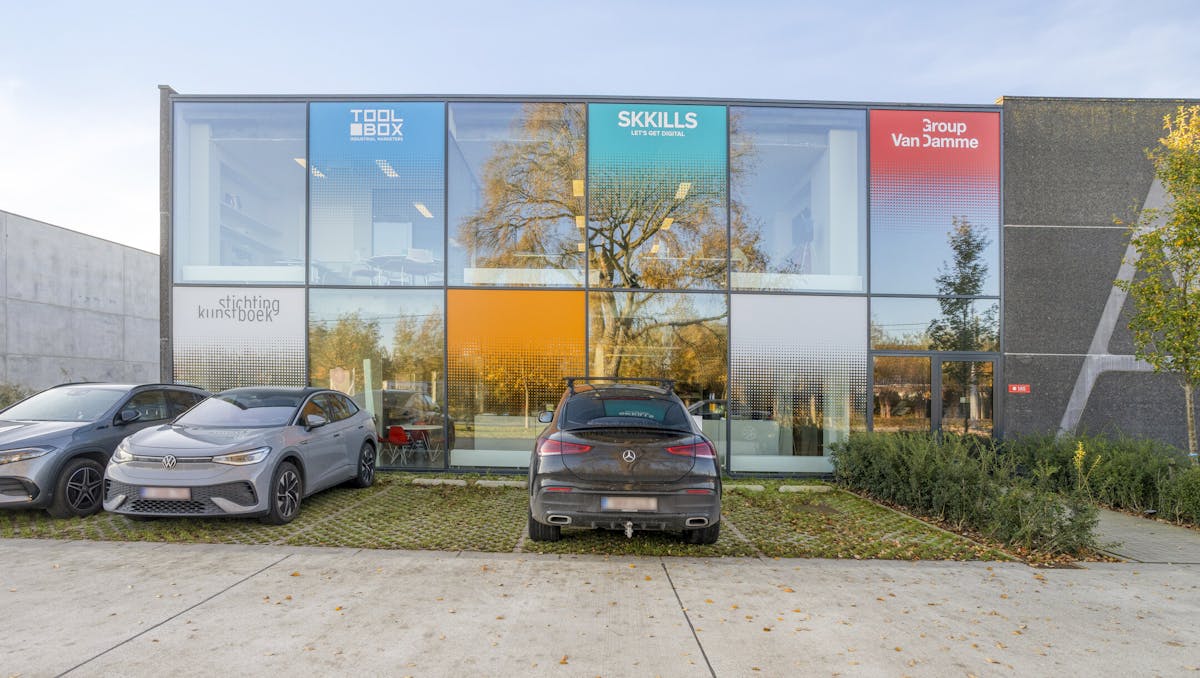 Magazijn ( 788 m²) met bureel (400 m²) te huur in Oostkamp