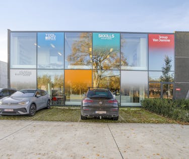 Magazijn ( 788 m²) met bureel (400 m²) te huur in Oostkamp