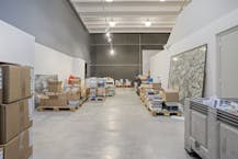 Magazijn ( 788 m²) met bureel (400 m²) te huur in Oostkamp