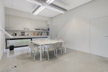 Magazijn ( 788 m²) met bureel (400 m²) te huur in Oostkamp