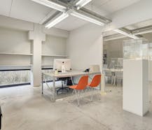 Magazijn ( 788 m²) met bureel (400 m²) te huur in Oostkamp