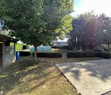 Bouwgrond van 554 m² met uitweg, garage en carport