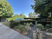 Bouwgrond van 554 m² met uitweg, garage en carport