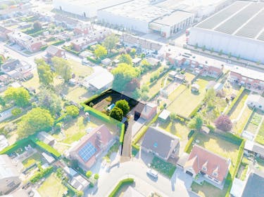 Bouwgrond van 554 m² met uitweg, garage en carport