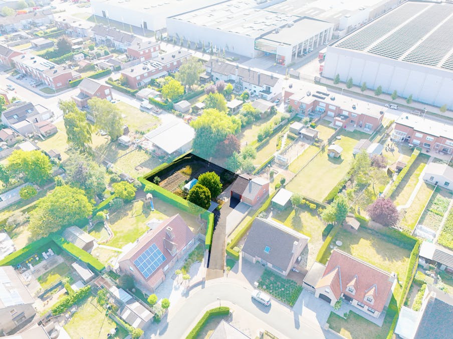 Bouwgrond van 554 m² met uitweg, garage en carport