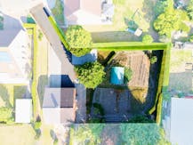 Bouwgrond van 554 m² met uitweg, garage en carport