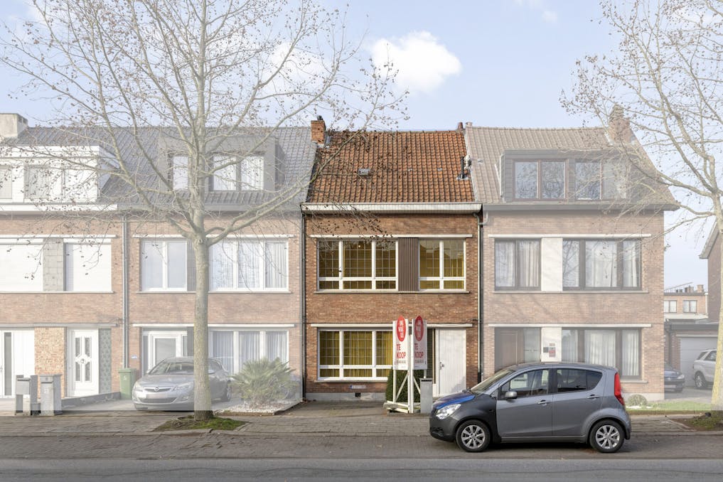 Ruime woning met enorm veel potentieel te koop in Merksem!