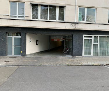 Staanplaats in afgesloten complex te huur te centrum Oostende.
