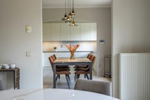 Statige open villa in woongebied met bijgebouw op ca. 2900m²