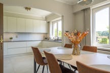 Statige open villa in woongebied met bijgebouw op ca. 2900m²