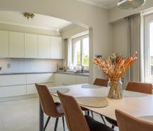 Statige open villa in woongebied met bijgebouw op ca. 2900m²