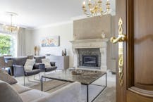 Statige open villa in woongebied met bijgebouw op ca. 2900m²