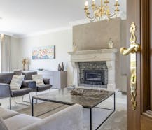 Statige open villa in woongebied met bijgebouw op ca. 2900m²