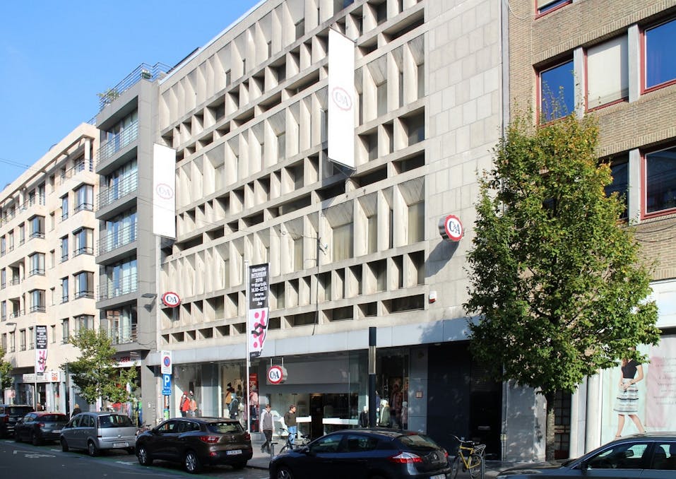 Propriété commerciale de 2 000 m² à louer dans le centre-ville de Courtrai