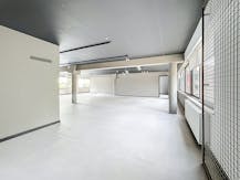 Espace de bureau/salle d'exposition spacieux à louer