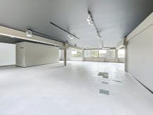 Espace de bureau/salle d'exposition spacieux à louer