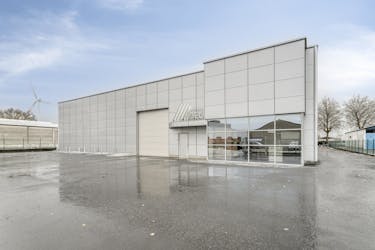 Bedrijfsgebouw te huur in Izegem van ca. 1650 m² met topligging