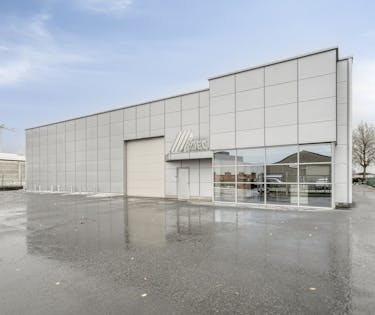 Bedrijfsgebouw te huur in Izegem van ca. 1650 m² met topligging