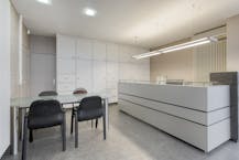 Bedrijfsgebouw te huur in Izegem van ca. 1650 m² met topligging