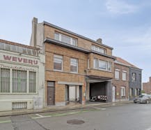 Magazijn met te renoveren woonst en kantoor in Kortrijk
