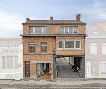 Magazijn met te renoveren woonst en kantoor in Kortrijk