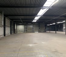 Bedrijfsgebouw te koop met zichtbaarheid vanop de Rijksweg.