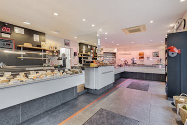 Uniek handelspand op hoekligging in Heist te koop