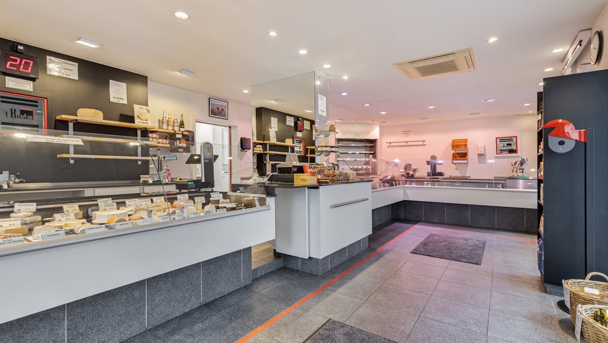 Uniek handelspand op hoekligging in Heist te koop