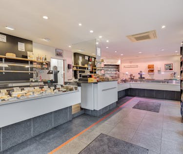 Uniek handelspand op hoekligging in Heist te koop