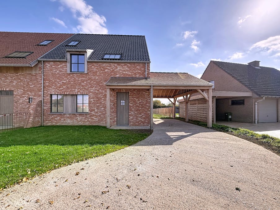 Nieuwbouw met 4 slaapkamers, carport en tuin in Boezinge