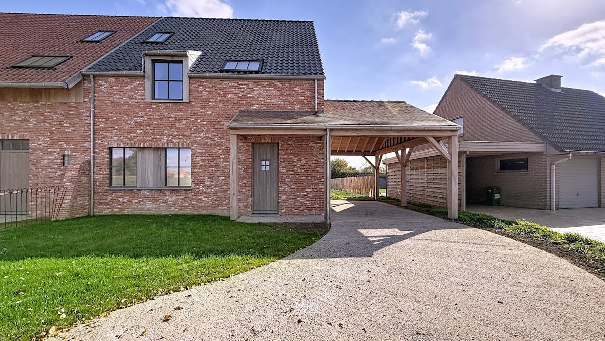 Nieuwbouw met 4 slaapkamers, carport en tuin in Boezinge