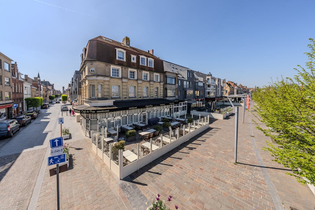 Investment property consisting of a restaurant and 3 apartments