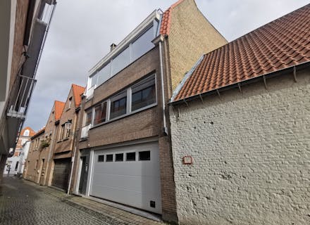 Opbrengsteigendom te koop met 3 appartementen en garage met 3 staanplaatsen centrum Brugge