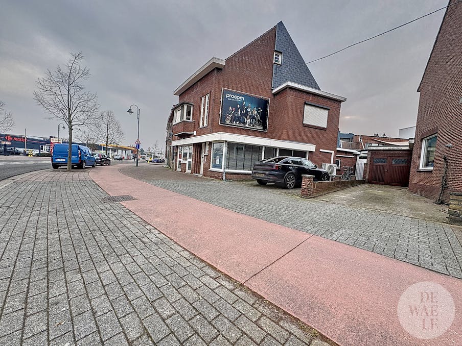 114 m² commercial space in a good location in Maaseik