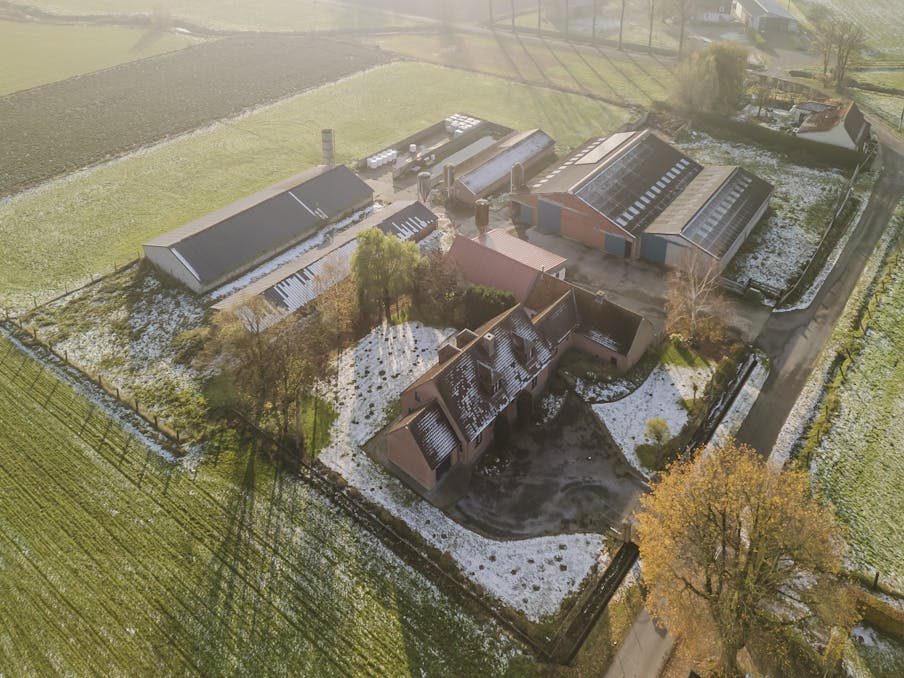 Villa met stallingen te koop op een ruim perceel van  10.026m²