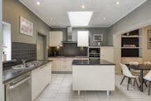 Instapklaar huis met 5 slaapkamers in Assebroek