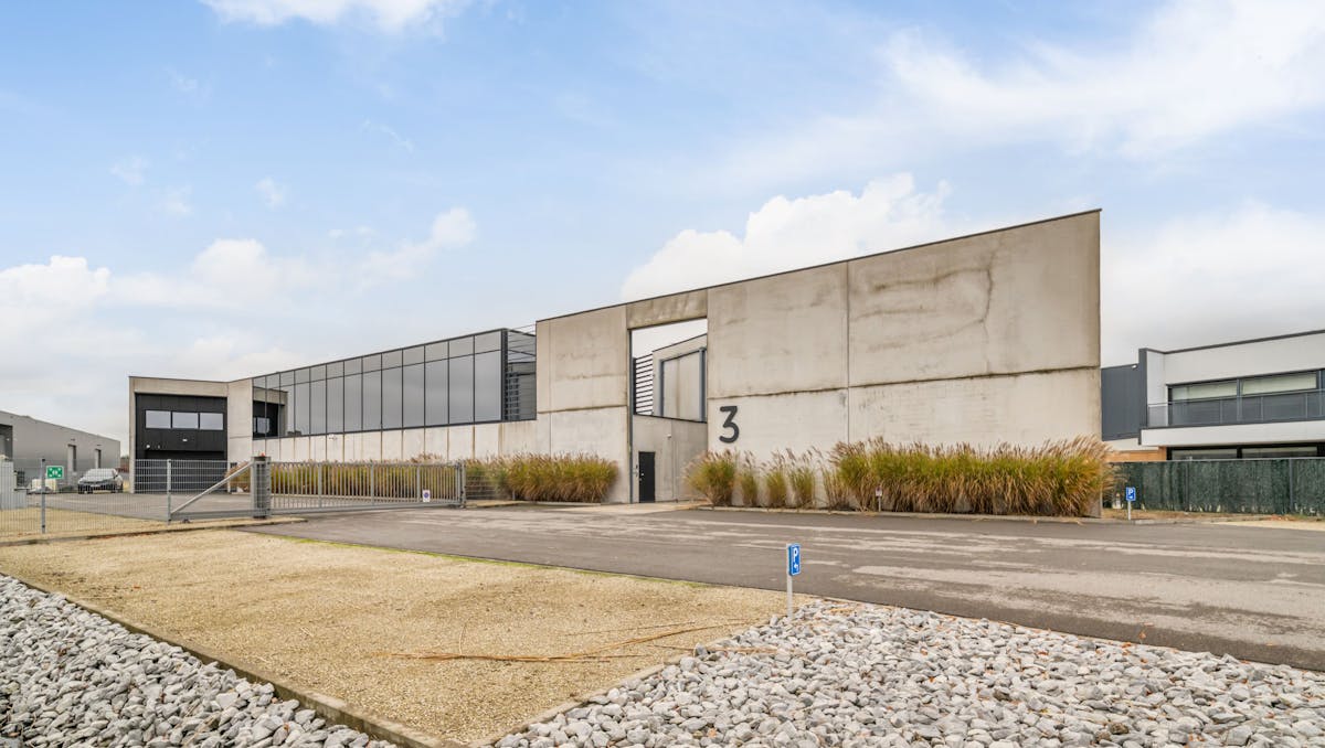 Modern bedrijfsgebouw met zonnepanelen & topconnectiviteit in Genk