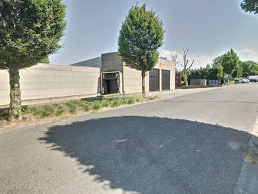 Loods van ca. 675 m² met laadkade en 3 poorten in Dadizele